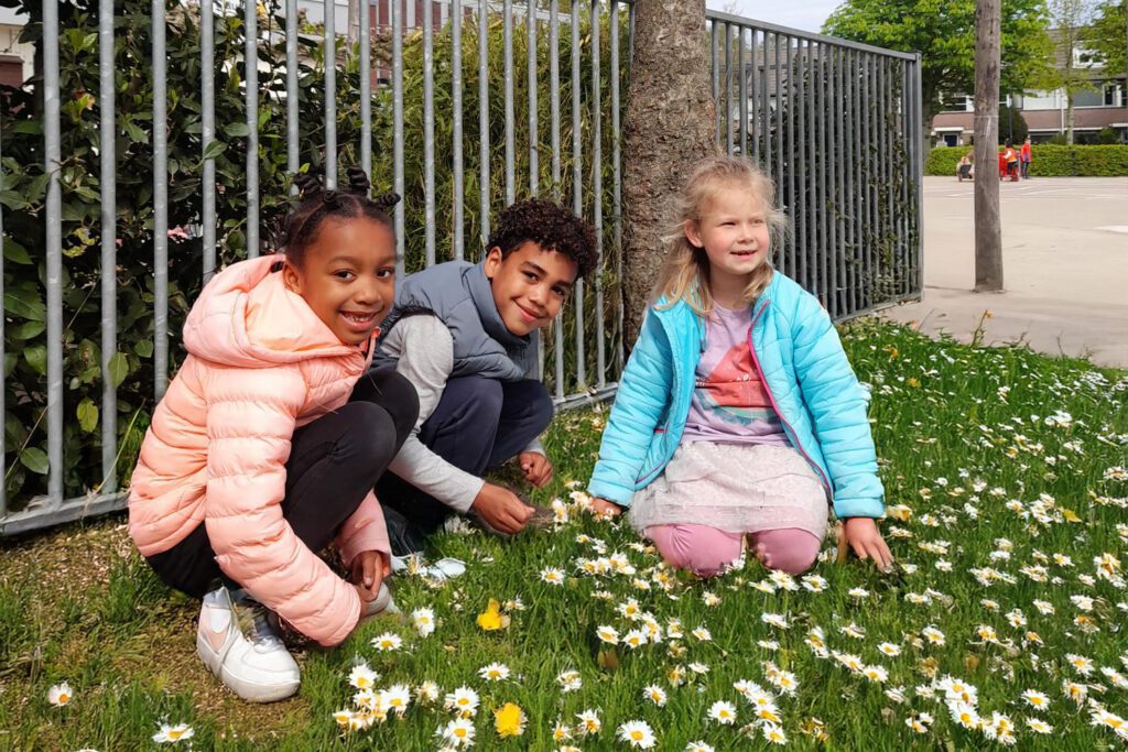 claus kinderen spelen op plein